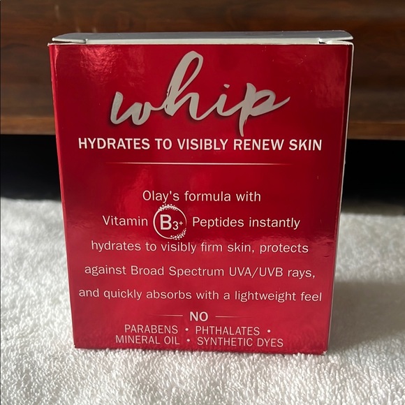 Olay Regenerist Whip Hydrating Moisturizer - Picture 2 of 3